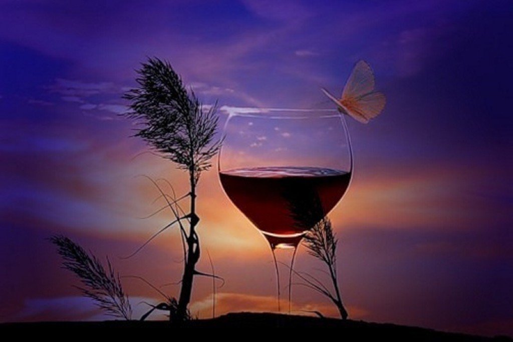 Песня красным вином наполняет бокал она. Бокал ночь. Вино любви. Ночь вино. Вино на закате.