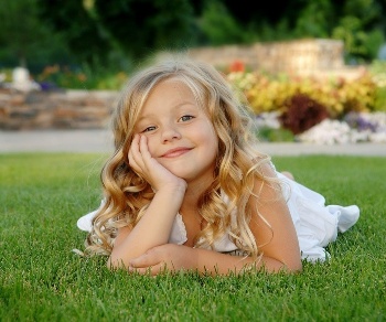 Кудрявая девчонка