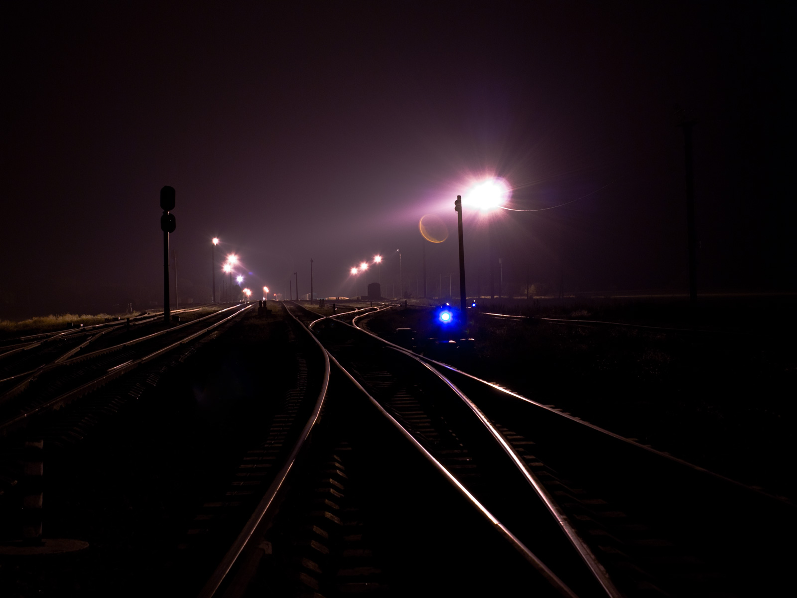 Заметили вдали. Железная дорога ночью. Рельсы ночью. Поезд ночью. ЖД пути ночью.