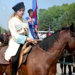 Казачка села на коня