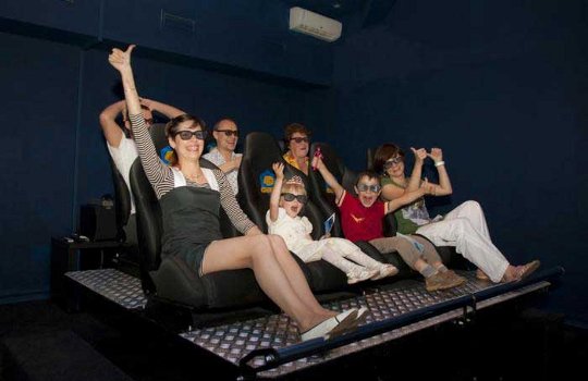 Куражится сам над собою