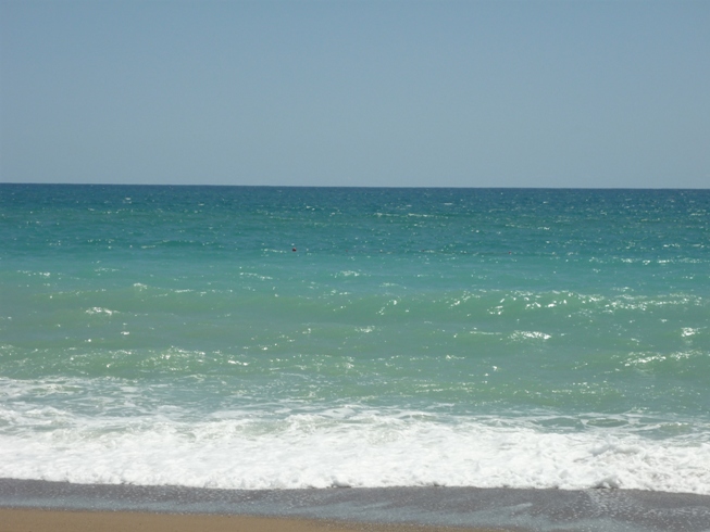 Ласкает сегодня простор голубой