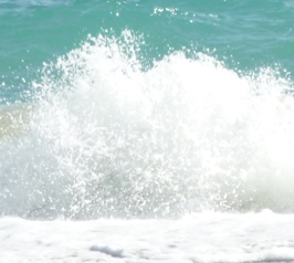 В синей майке футболиста