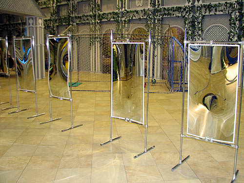 Проходят зеркала передо мной