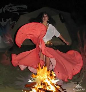 У костра она..