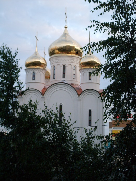 За окном церква 1