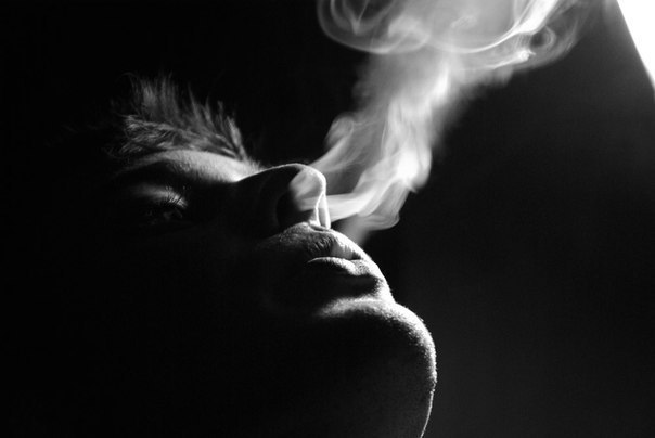 А я вдыхаю на балконе дым...