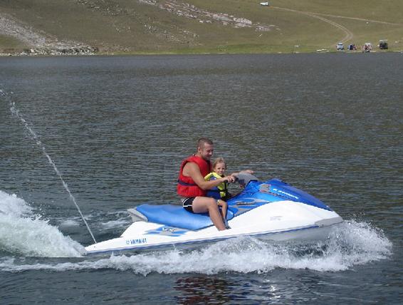 В море мчит мотоциклист