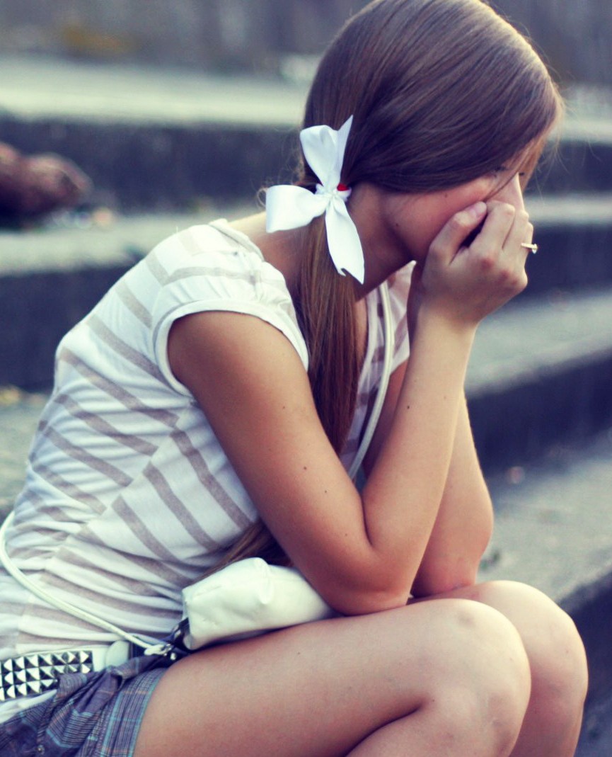 девочка плачет. а девочка ждет а девочка плачет. грустная девочка. девочка сидит на подоконнике. девушка плачет эстетика 2018.