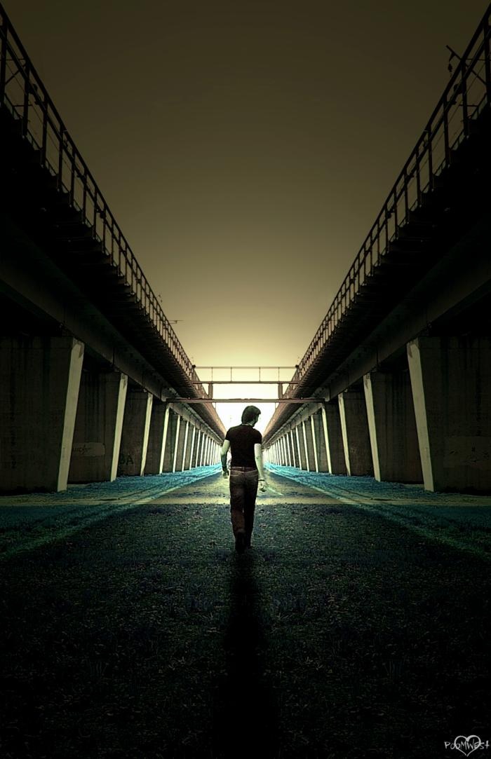 одинокий человек на дороге. человек который ушел от тебя. человек идет по дороге. женщина уходит. девушка уходит.