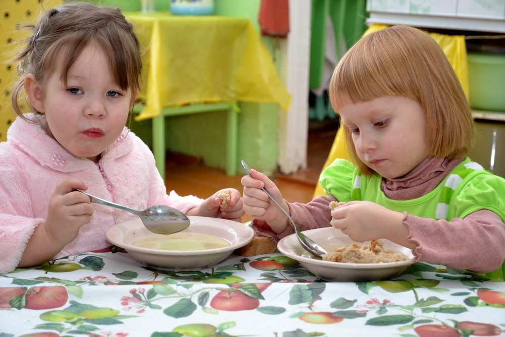 Что едят в садике. Ребенок завтракает в саду. Детки кушают в детском саду. Дети за столом. Дети завтракают в детском саду.