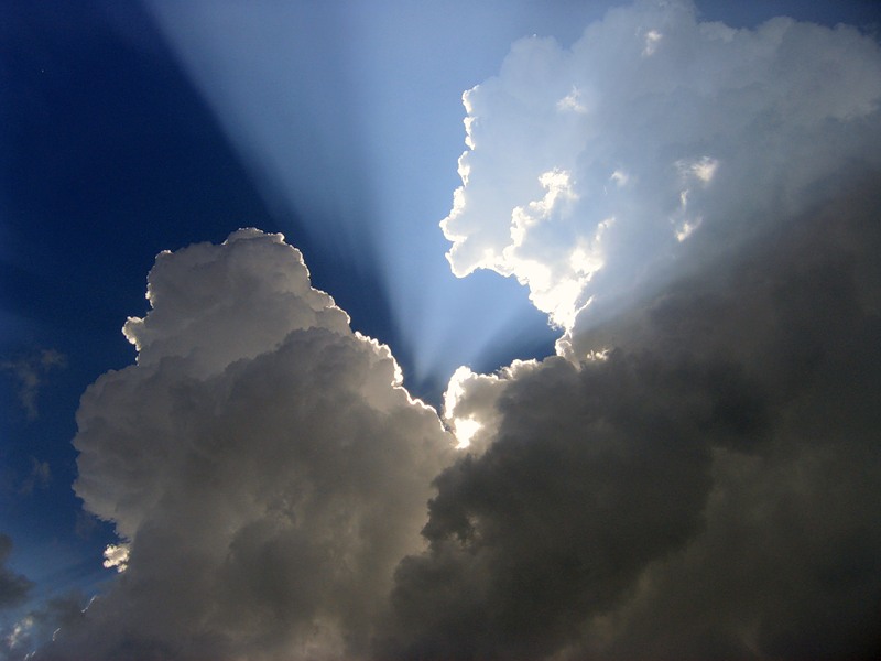Облака бегут быстрей. Летели облака. Встреча на небесах. Облако вечером на прозрачном. Облака быстро летят.