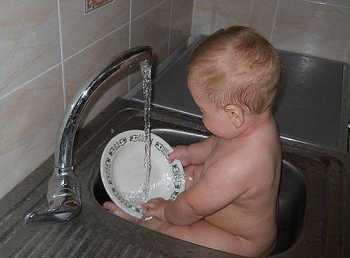 Мыть посуду я, друзья, учусь...