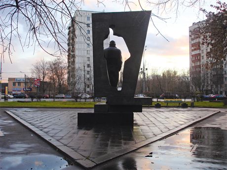 Памятник зорге в москве