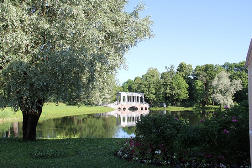 Златым блистающим пером...