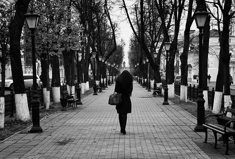 По бульвару ты идешь. По бульвару ты идешь. Стихи эдуарда успенского рассеянная няня. Одинокая девушка на улице. По бульвару ты идешь.