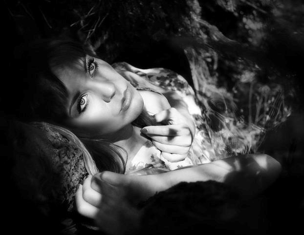 Чуть слышно сердце слова шепчет