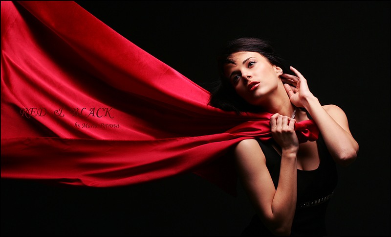 Алый платок читать. Женщина в Красном платке. Фотосессия в студии с красным шарфом. Шарф красный.