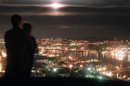 Город сверкает ночными огнями