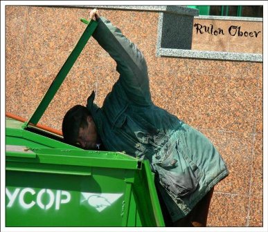 Стоит человек...