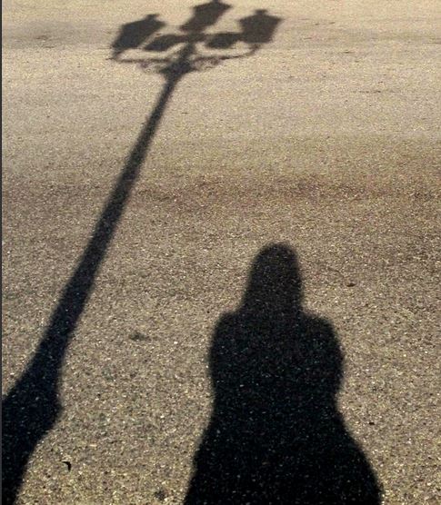 На асфальте тень! Посвящено Е. Рождественской