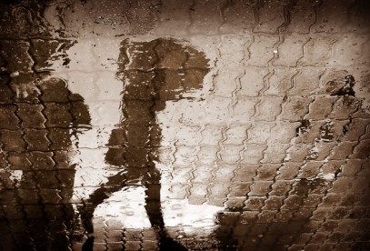 Краски блеклые и промокшие спины...