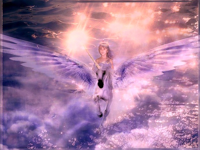 На блюдце с каймой золотою