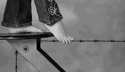 Мне больно идти одной