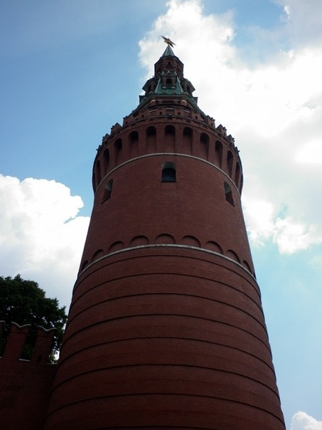 Бредя вдоль стен кремлёвских...