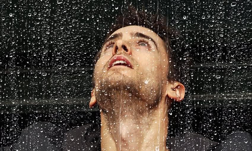 Мужчины плачут видео. Джаред лето плачет. Джаред лето под дождем. Дождь в лицо. Парень плачет под дождем.