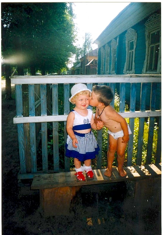 Старушка в деревне. Бабушка в деревне. К бабушке в деревню привезли. Деревенская бабуля. Дом бабушки в городе.