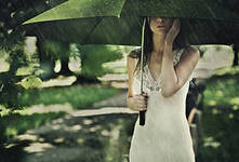 а город осенью пропах