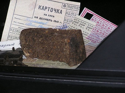 Хлеб у помойки