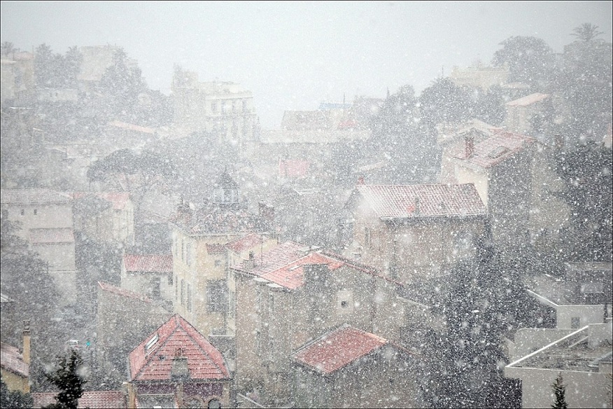 На город тихо опускается зима