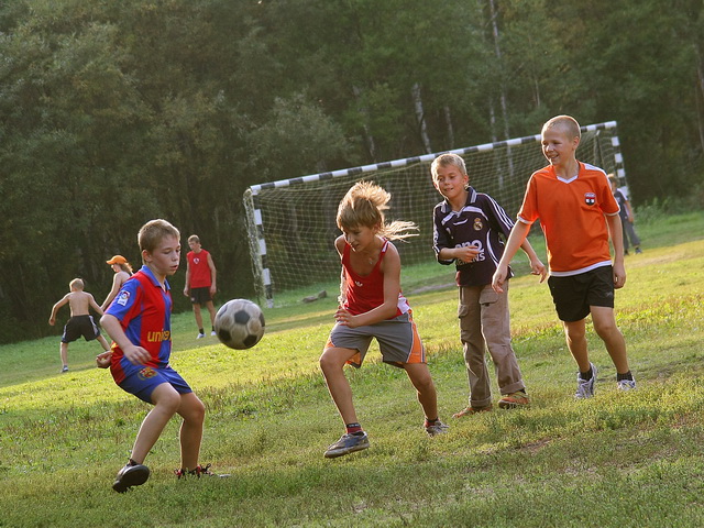 Летом играем в футбол. Дети играют в футбол на улице. Игры летом и осенью. Футбол дети на улице. Лагерь футбол.