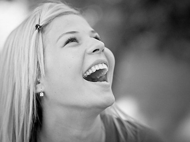 Анна Завтур едет по Питеру на кровати в трейлере романтической комедии "Походу л