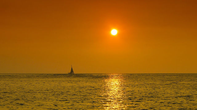 О гранитное сердце разбилась волна