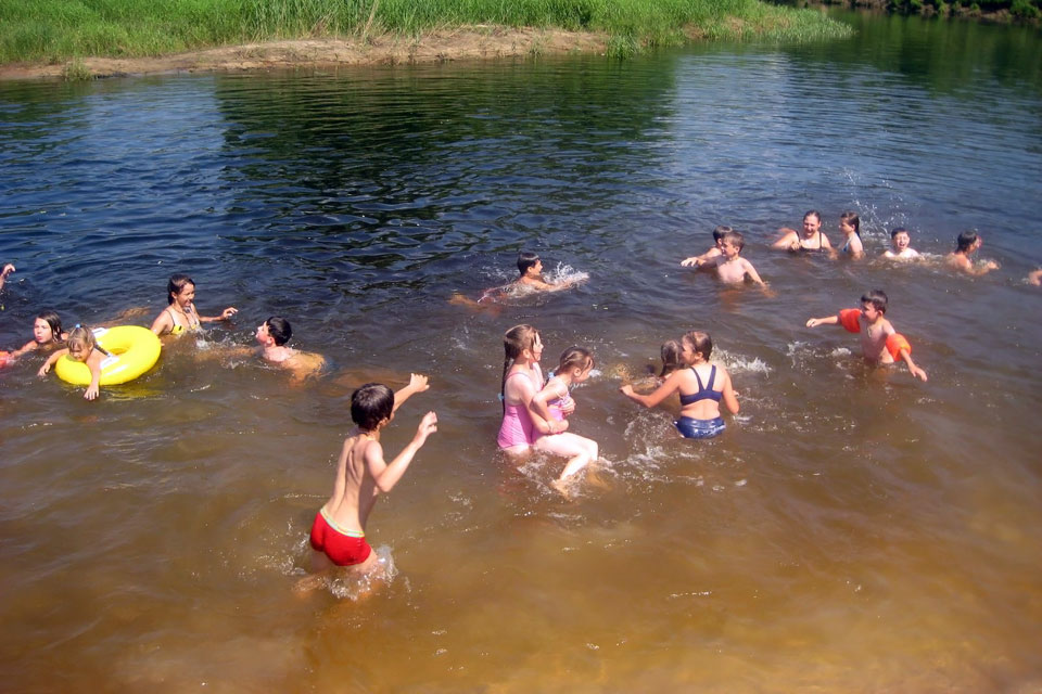 Дети купаются в озере. Купание на речке. Купаться летом. Купаются в пруду. Купаться в реке.