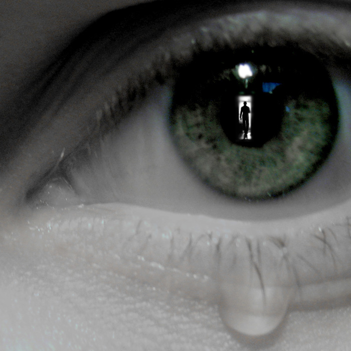 Кипит слеза. Плачущие глаза. Зеленый глаз со слезой. Плачущий зеленый глаз. Зелёные глаза со слещами.