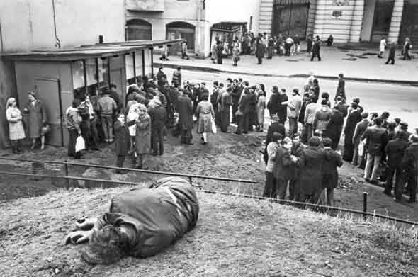 Комментарий на стихотворение Перед метро, толпясь