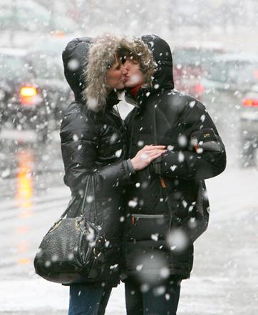 Кружился, падал белый снег...