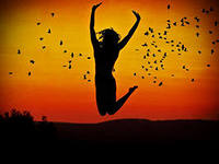 Улыбаясь, радуется счастье!