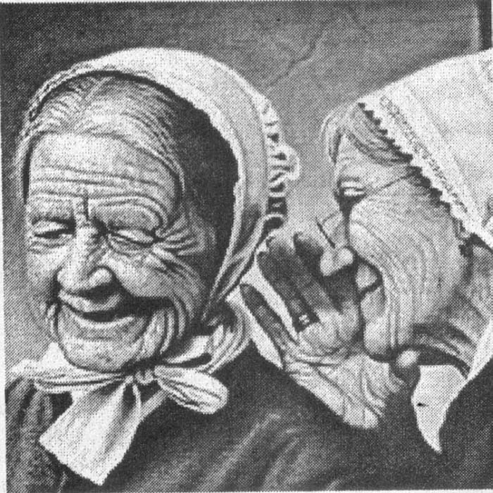Одна бабка сказала телеграмм. Бабушки Сплетницы. Бабки шепчутся. Старухи сплетничают. Две бабки Сплетницы.