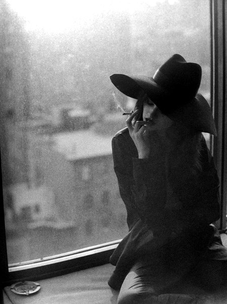 Я спрячу в ладонях обветренное лицо