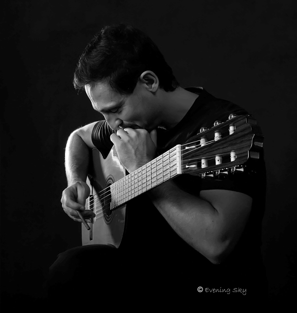Грустные песни поет мужчина. Парень с гитарой в студии. Портрет с гитарой. Фотосессия с гитарой парень.