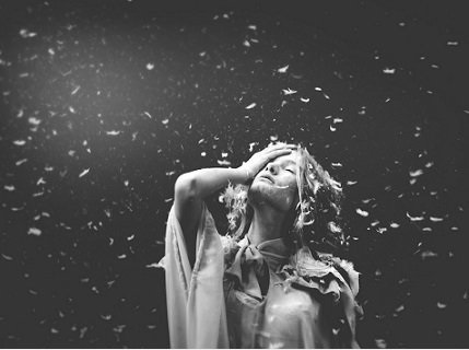 Меняет время