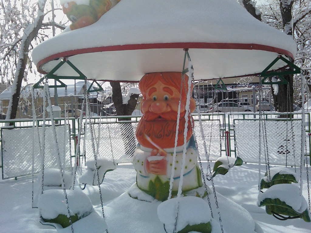 На прогулку в парк февраль пришёл