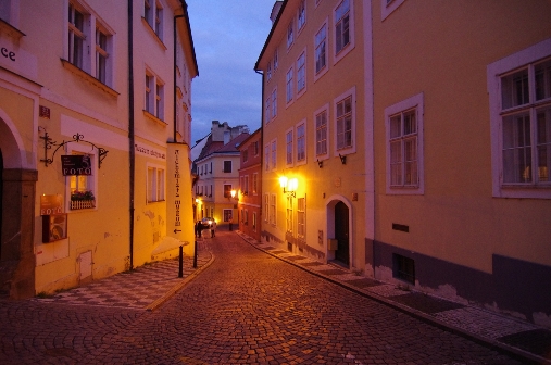 За окном горит оранжевый фонарь