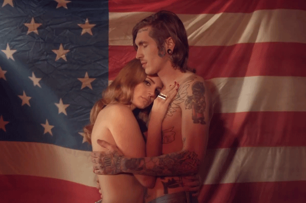 Выжигает мое сердце изнутри...