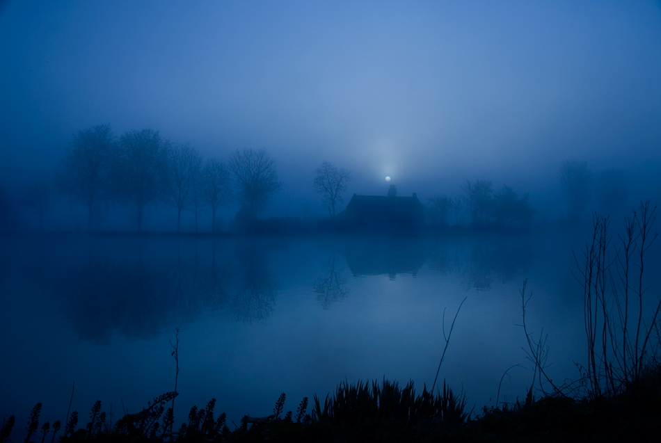 1 месяц в озере. Туман ночью. Ночное озеро. Озеро в тумане ночью. Туман река ночь.